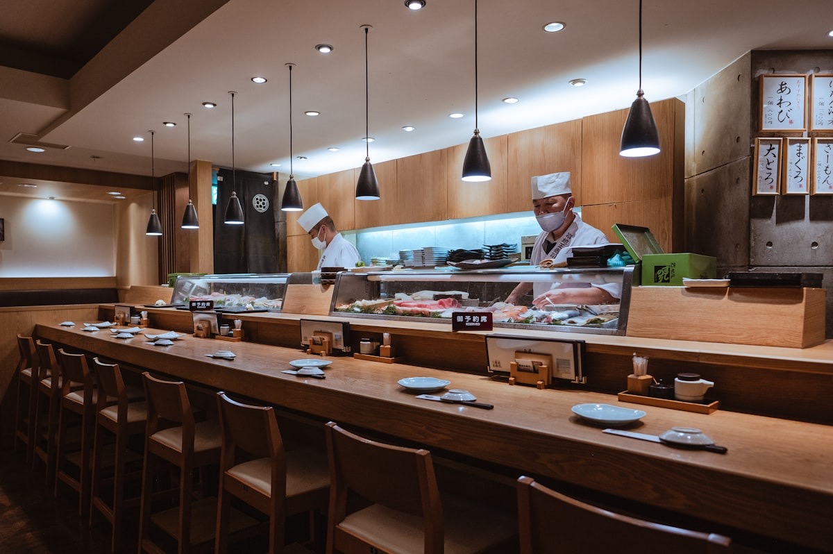 東京の高級寿司屋のカウンター・夜の店内