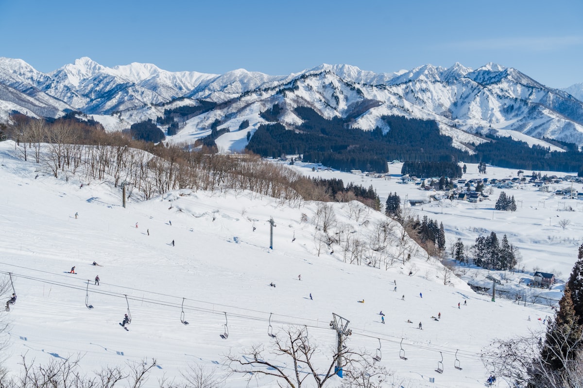 日本の雪山スキー場・リフトと広大な雪原