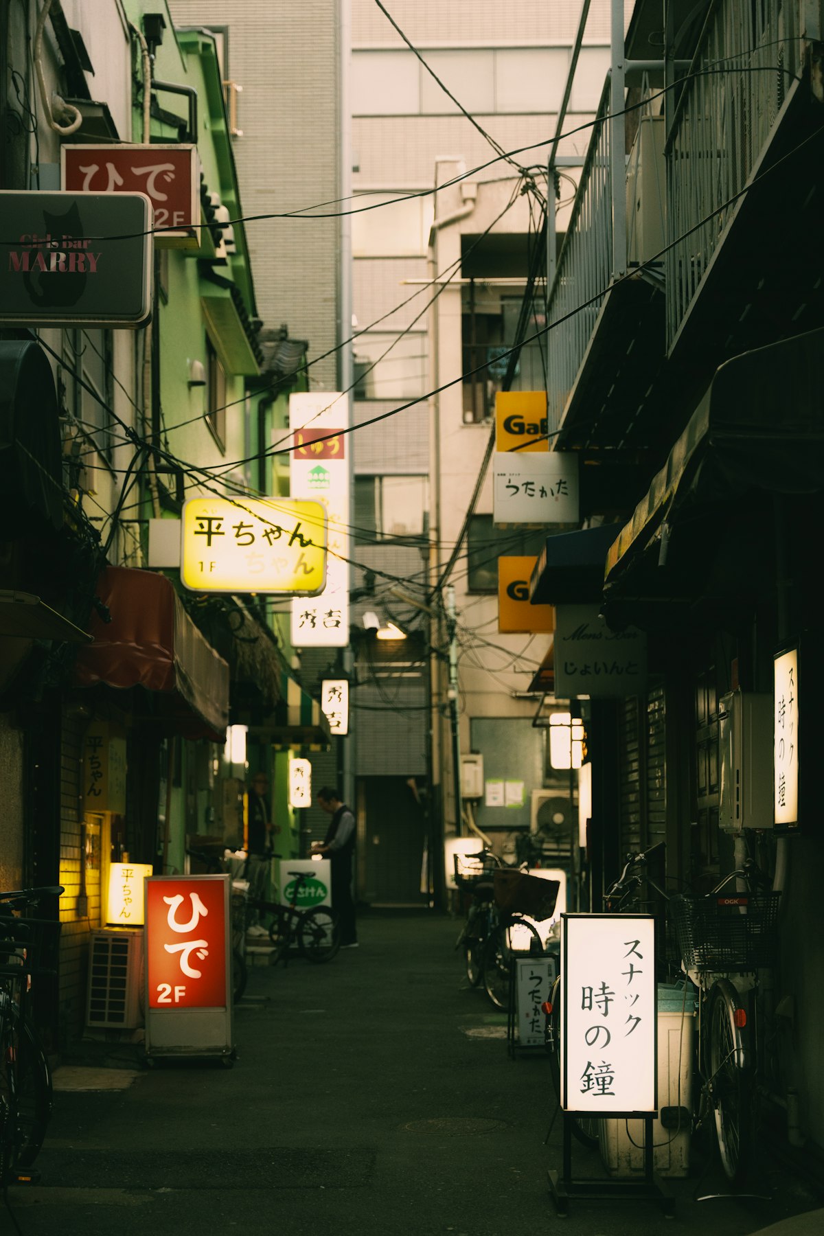 夜の日本のスナック街路地・看板と電線