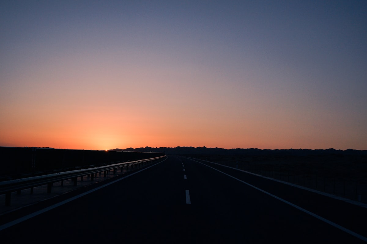 穏やかな夕焼けの道・前を向く道