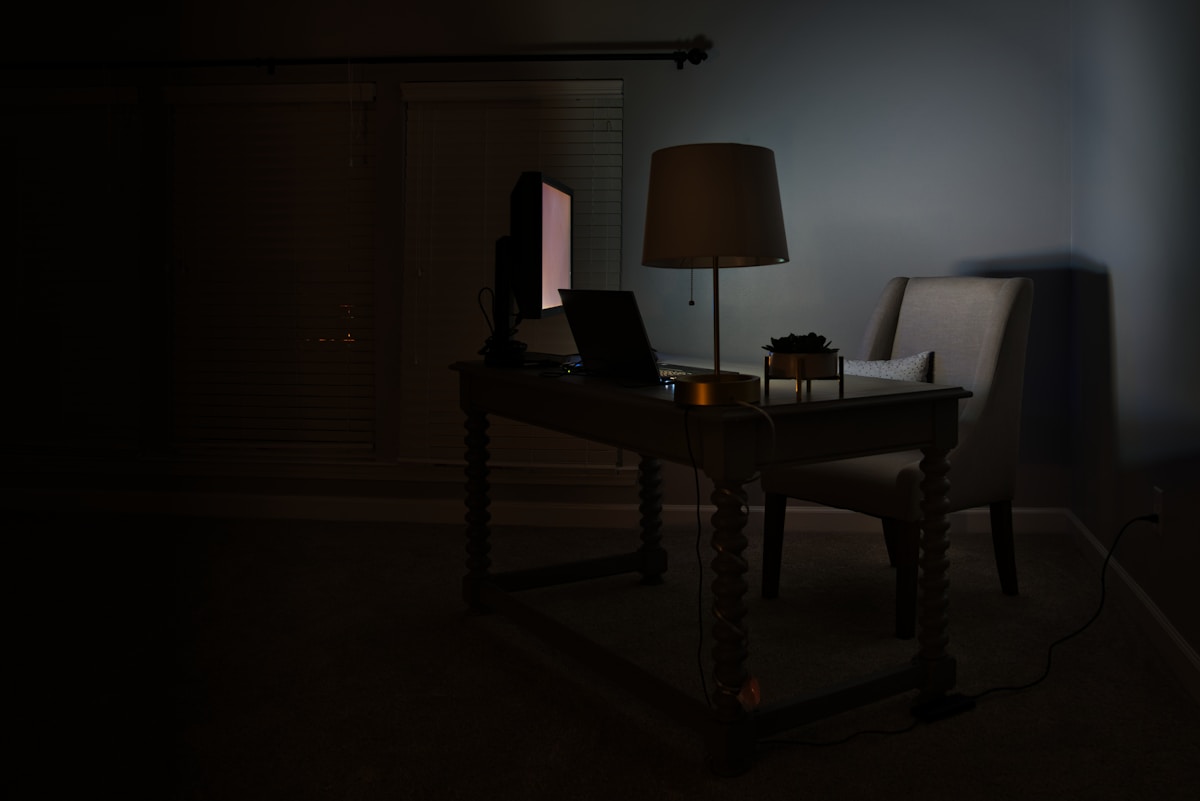 暗い部屋にぽつんと灯る机のランプ・ノートPC・19歳の俺が一人で検索していた夜