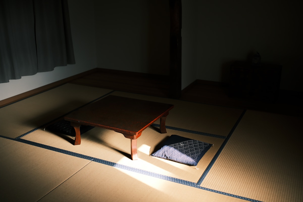 昭和の庶民的な実家・畳に置かれた古いちゃぶ台と座布団