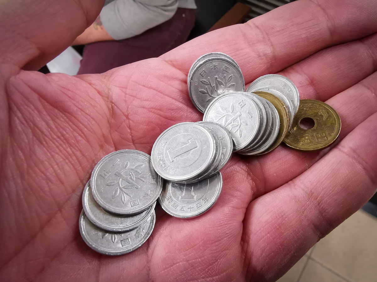 手のひらの硬貨・3つの備えを積み上げる
