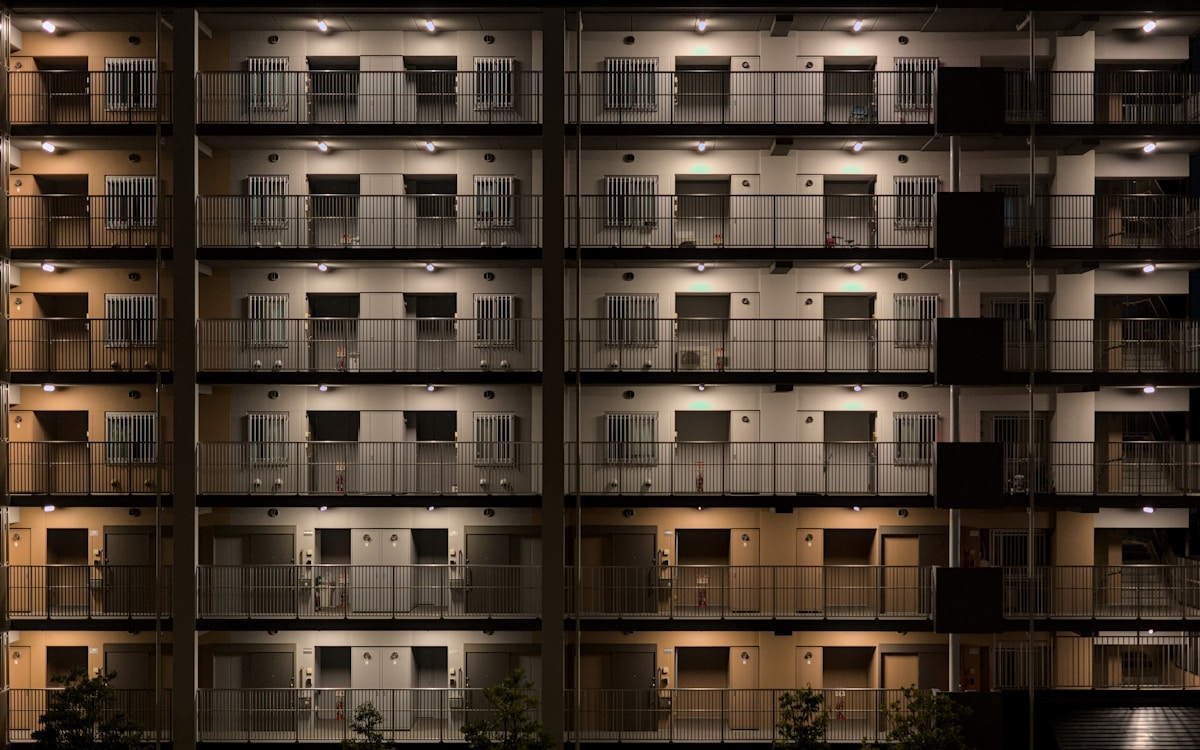 夜の集合住宅の共用廊下