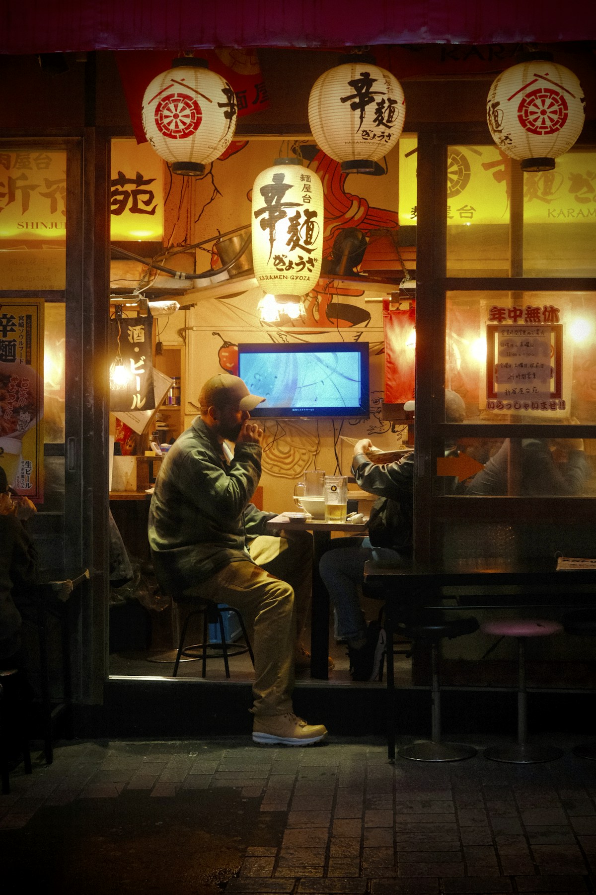 夜の居酒屋カウンター・一人客