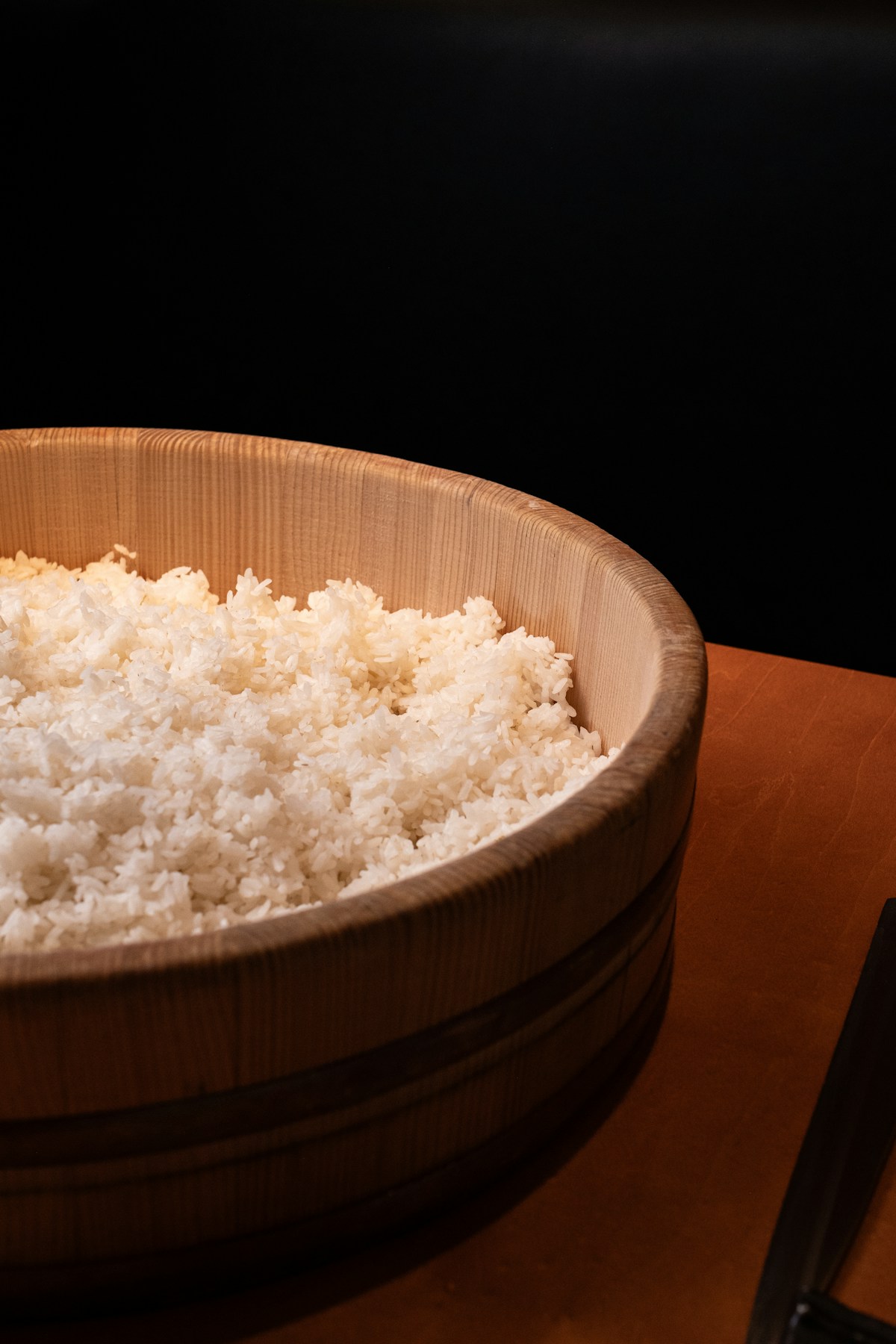 木製のおひつと白米