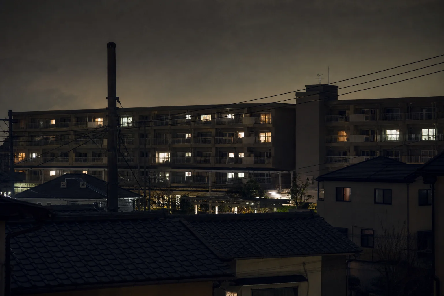 灯りのともる夜の集合住宅