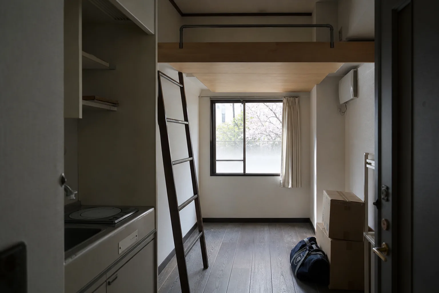 引っ越したばかりの都内の狭い1Kの部屋・ロフトのはしごと一口コンロの小さな台所