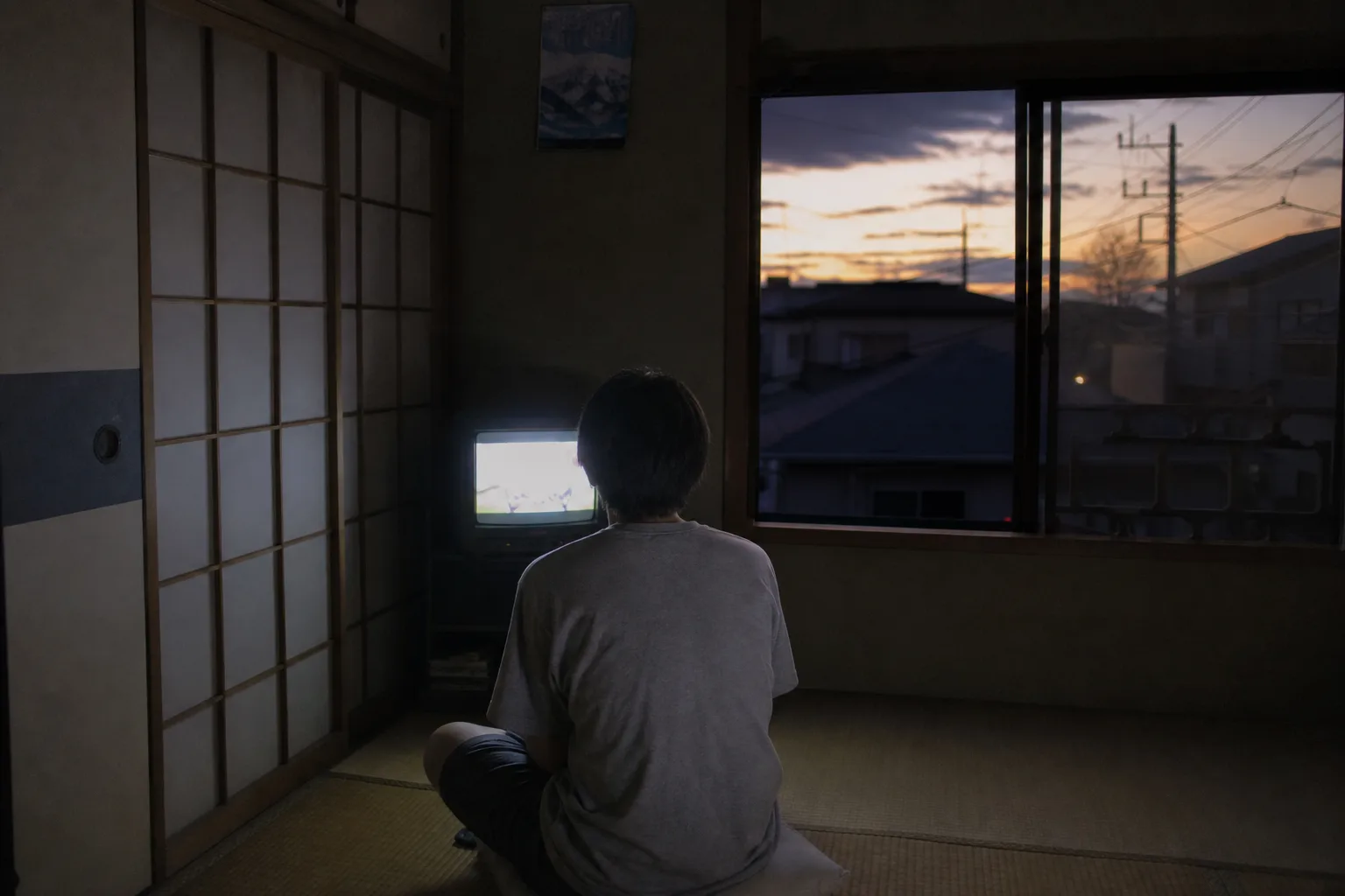 夕暮れの和室で、小さなテレビの前に座り込んでゲームに逃げていた頃