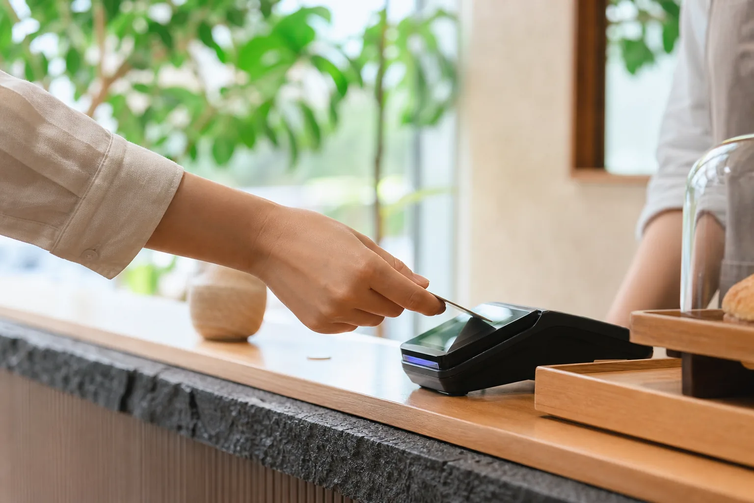 カフェのレジでタッチ決済で支払う手元