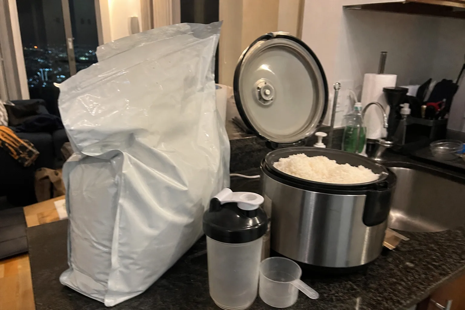 ウェイトゲイナーの大袋と炊飯器に3合の米